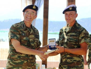 ΓΕΣ: Βράβευση Οπλιτών Θητείας από το Δ' ΣΣ για διάσωση λουομένου που είχε χάσει τις αισθήσεις στο ΚΑΑΥ (φωτό)